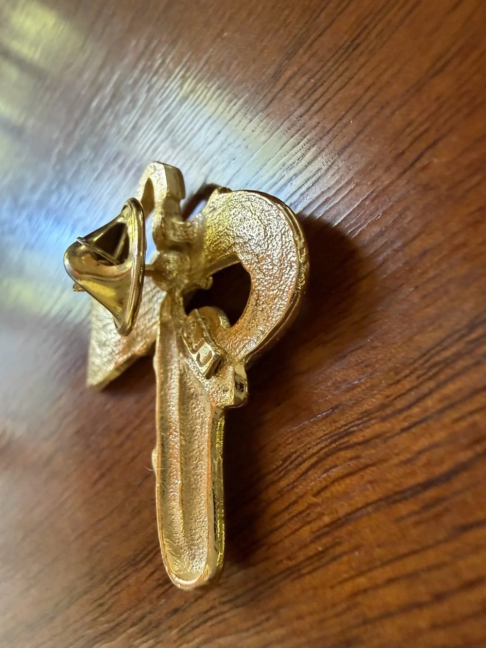 Gold Saxophone Music Note Pin